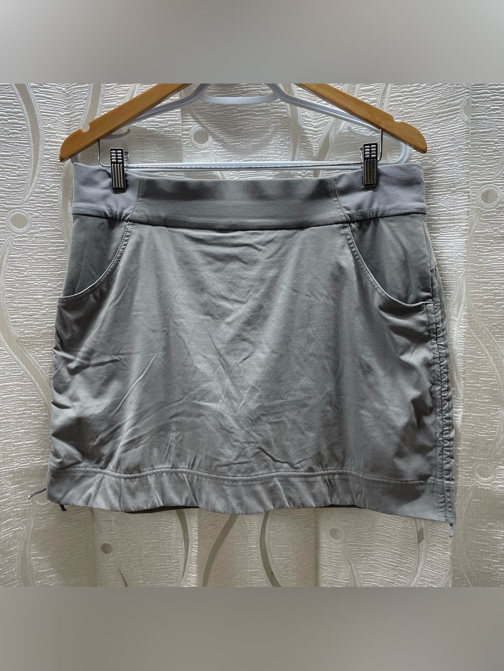 Columbia Omni-Shield Skort Womens Large Gray Excellent Active Hiking Outdoor
